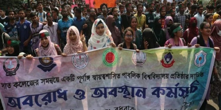 আবারও সড়ক অবরোধের ঘোষণা দিয়ে সাত কলেজের শিক্ষার্থীদের সড়ক ত্যাগ