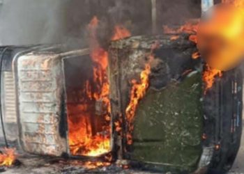 সেনাবাহিনী ও পুলিশের গাড়িতে আগুন