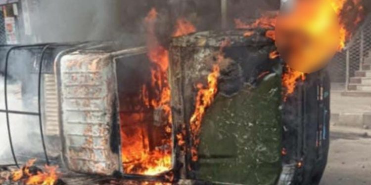 সেনাবাহিনী ও পুলিশের গাড়িতে আগুন