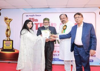 সম্মাননা পেলেন নাট্যকার অপর্ণা রানী