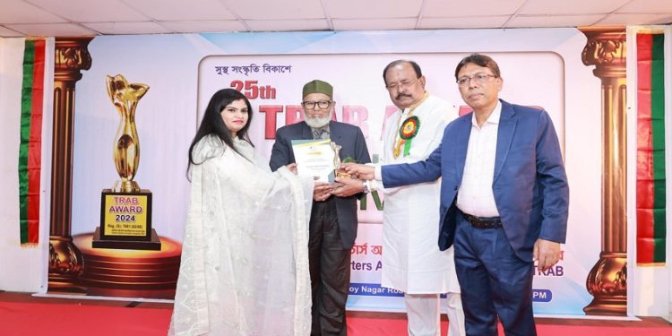 সম্মাননা পেলেন নাট্যকার অপর্ণা রানী