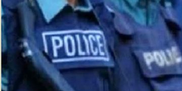 যুবলীগ নেতা ও তার সহযোগীকে আটক করে পুলিশের কাছে দিয়েছে এলাকাবাসী