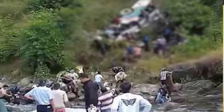 বাস খাদে পড়ে ৩৬ জনের মৃত্যু, আহত-১৯