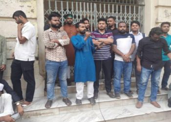 জবির প্রশাসনিক ভবনে তালা দিয়েছে শিক্ষার্থীরা!