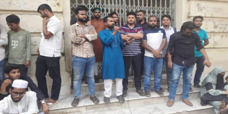 জবির প্রশাসনিক ভবনে তালা দিয়েছে শিক্ষার্থীরা!