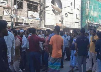 আওয়ামী লীগের কার্যালয়ের সামনে অবস্থান নিয়েছে বিএনপি, যুবদল ও ছাত্রদলের নেতাকর্মীরা