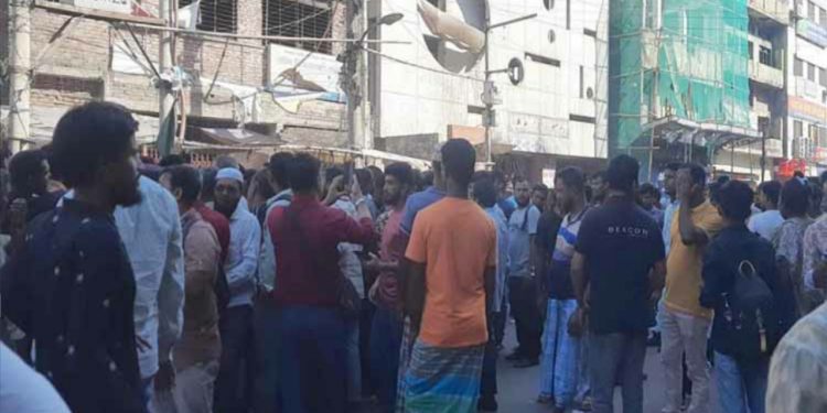 আওয়ামী লীগের কার্যালয়ের সামনে অবস্থান নিয়েছে বিএনপি, যুবদল ও ছাত্রদলের নেতাকর্মীরা