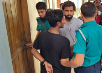 দুই ছাত্রলীগ কর্মীকে আটক করে পুলিশে সোর্পদ