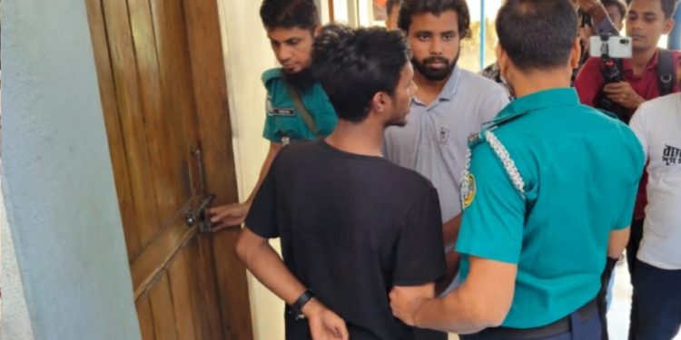 দুই ছাত্রলীগ কর্মীকে আটক করে পুলিশে সোর্পদ