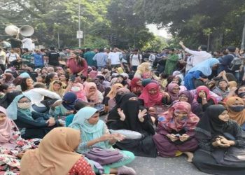 শিক্ষামন্ত্রণালয় মোড়ে পাঁচ দফা দাবিতে অবরোধ জবি শিক্ষার্থীদের