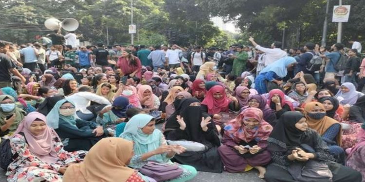 শিক্ষামন্ত্রণালয় মোড়ে পাঁচ দফা দাবিতে অবরোধ জবি শিক্ষার্থীদের