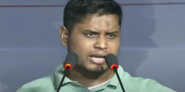 রাজনীতিবিদরা হাত মেলাচ্ছে, আর বিপ্লবীদের ফাঁসির দড়ি এগিয়ে আসছে: হাসনাত আব্দুল্লাহ