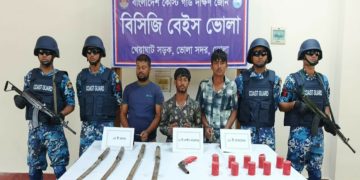 দেশীয় অস্ত্র ও হাতবোমাসহ ভোলায় তিন ভাই আটক