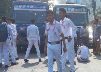 লটারি পদ্ধতির বাতিলের দাবিতে সড়ক অবরোধ করল শিক্ষার্থীরা