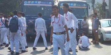 লটারি পদ্ধতির বাতিলের দাবিতে সড়ক অবরোধ করল শিক্ষার্থীরা