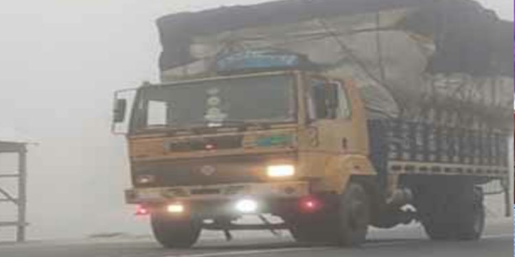 ঘন কুয়াশা ও শীতের তীব্রতা বেড়েছে কুড়িগ্রামে, সকালেও হেডলাইট জ্বালিয়ে চলছে যানবাহন