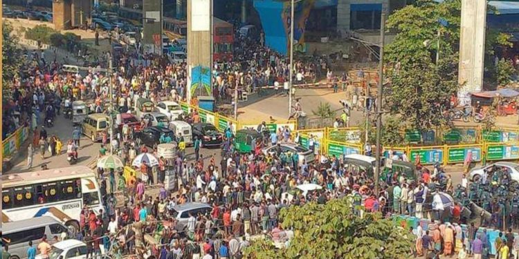 অটোরিকশা চালকদের বিক্ষোভ, দুর্ভোগে জনসাধারণ