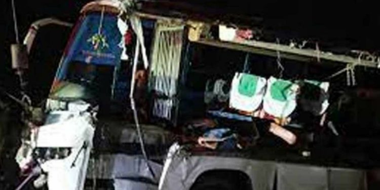 বাস-ট্রাক সংঘর্ষে নিহত-৫ ,আহত- ৪০