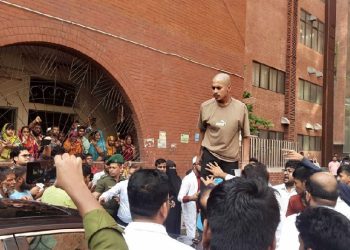 স্বাস্থ্য উপদেষ্টা নূরজাহান বেগমের গাড়ি আটকে দিলেন আহতরা