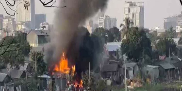 রাজধানীর কড়াইল বস্তিতে আগুন