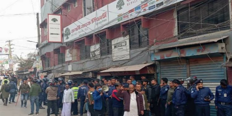 রুপালি ব্যাংক থেকে ৩ ডাকাতের আত্মসমর্পণ