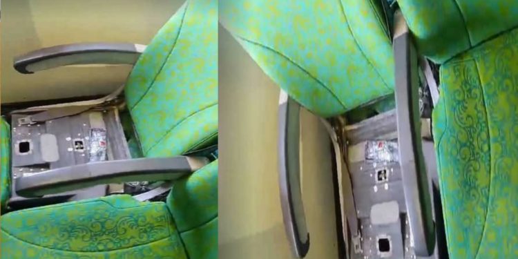 শাহ আমানতে বিমানের সিটের নিচ থেকে আড়াই কোটি টাকার স্বর্ণ উদ্ধার, বিমান জব্দ