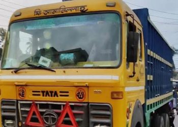 ট্রাক চাপায় স্ত্রী নিহত স্বামী গুরুতর আহত