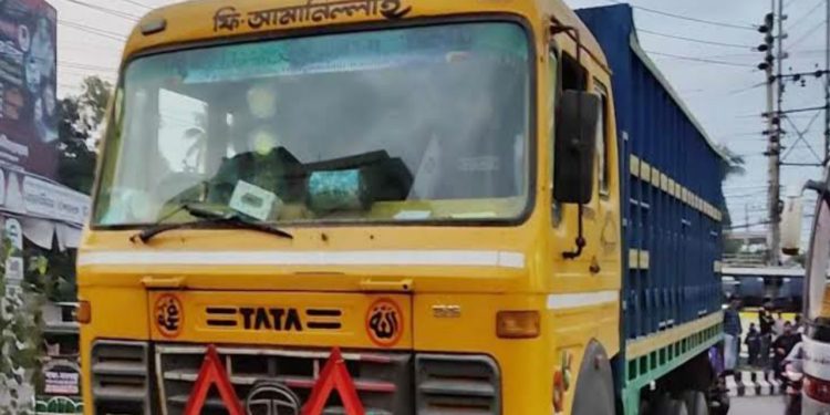 ট্রাক চাপায় স্ত্রী নিহত স্বামী গুরুতর আহত