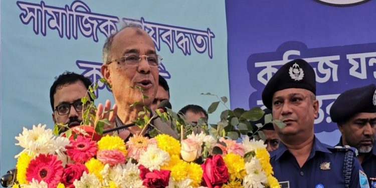 আমি সরকারি কর্মকর্তাদের বলবো, আপনারাও তেল মারা বন্ধ করেন: স্বরাষ্ট্র উপদেষ্টা