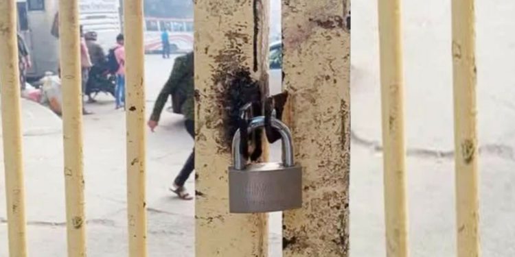 তিন দফা দাবিতে জগন্নাথ বিশ্ববিদ্যালয় কমপ্লিট শাটডাউন