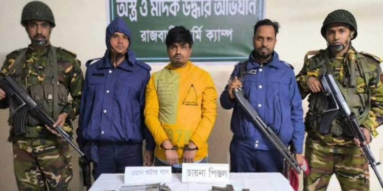 যৌথ বাহিনীর অভিযানে অস্ত্রসহ রাজবাড়ীতে গ্রেপ্তার যুবক