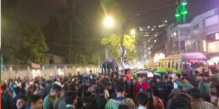 আবারো ৫ দফা দাবিতে শিক্ষার্থীদের নীলক্ষেত অবরোধ