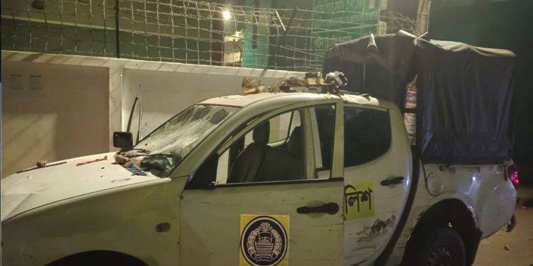 আওয়ামী লীগের হামলায় টুঙ্গিপাড়ায় ৫ পুলিশ আহত, গাড়ি ভাঙচুর