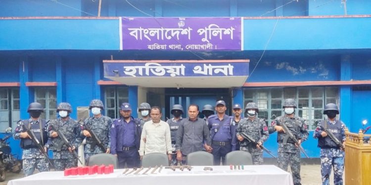 নোয়াখালীতে যৌথবাহিনীর গাড়ি লক্ষ্য করে ককটেল নিক্ষেপ, গ্রেপ্তার- ২