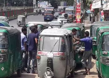 মামলা ও জরিমানা প্রত্যাহারের দাবিতে সড়ক অবরোধ করেছে সিএনজি চালকরা