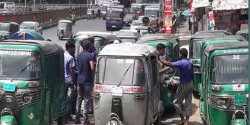 মামলা ও জরিমানা প্রত্যাহারের দাবিতে সড়ক অবরোধ করেছে সিএনজি চালকরা