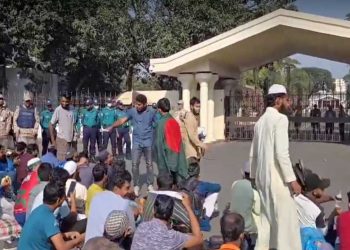 জুলাই আন্দোলনের আহতরা প্রধান উপদেষ্টা কার্যালয়ের সামনে