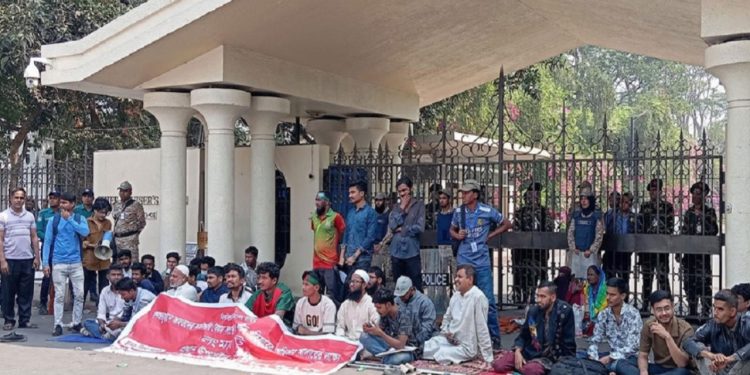 প্রধান উপদেষ্টা কার্যালয়ে ২৬ ঘন্টা ধরে অবস্থান করছে জুলাইয়ের আহতরা