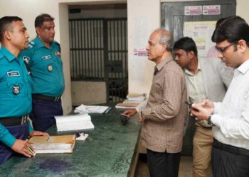 আজ ভোরে পুলিশ থানা পরিদর্শন করলেন স্বরাষ্ট্র উপদেষ্টা, বরখাস্ত দুজন