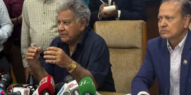 কুলিদের ইউনিফর্ম ও নেমপ্লেট না থাকলে ইজারাদারের বিরুদ্ধে ব্যবস্থা নেওয়া হবে: নৌ উপদেষ্টা