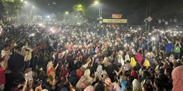 মধ্যরাতে ধর্ষকদের ফাঁসির দাবি জানিয়ে মিছিল ঢাবিদের