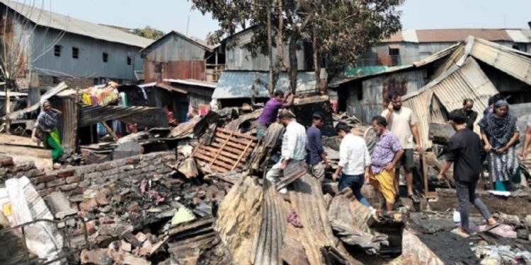 অগ্নিকাণ্ডে সবকিছু হারিয়ে সর্বস্বান্ত মহাখালীর সাততলা বস্তি
