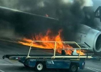 আমেরিকান এয়ারলাইন্সে ১৭৮ আরোহীবাহী বিমানে আগুন