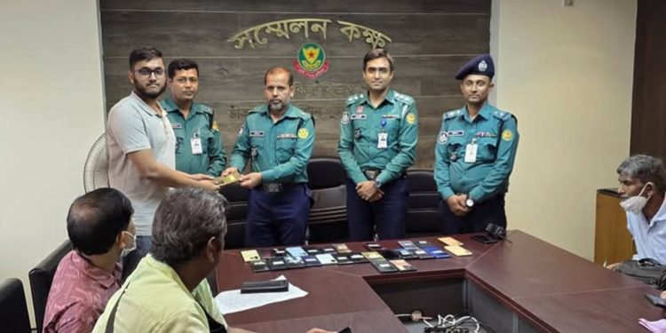 প্রযুক্তির সহায়তায় হারানো ৩৪টি মোবাইল ফিরিয়ে দিল পুলিশ