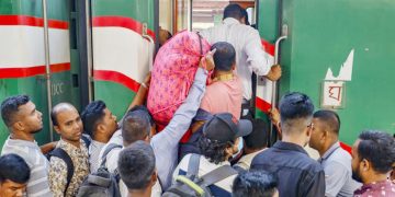 ছয় ঘণ্টায় কমলাপুর থেকে ২২টি ট্রেন ছেড়ে গেছে, অপেক্ষায় রয়েছে আরও ৪৮টি