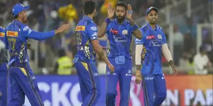 আইপিএলে কলকাতাকে পরাজিত করে প্রথম জয়ের স্বাদ পেল মুম্বাই