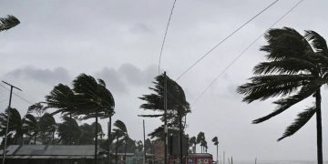 দুপুরের মধ্যে ঘণ্টায় ৬০ কিলোমিটার বেগে ঝড়ের সম্ভাবনা, সতর্ক সংকেত জারি