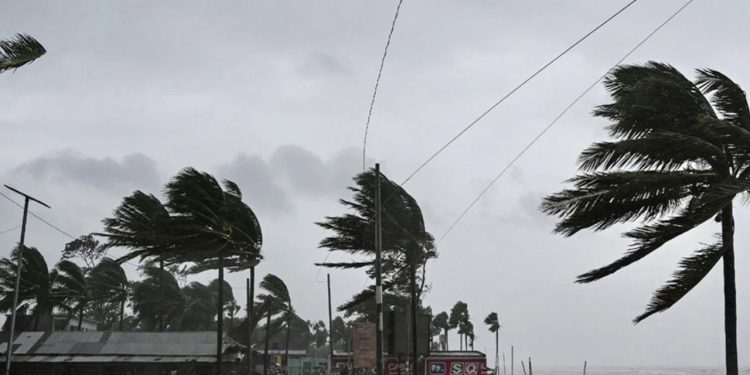 দুপুরের মধ্যে ঘণ্টায় ৬০ কিলোমিটার বেগে ঝড়ের সম্ভাবনা, সতর্ক সংকেত জারি