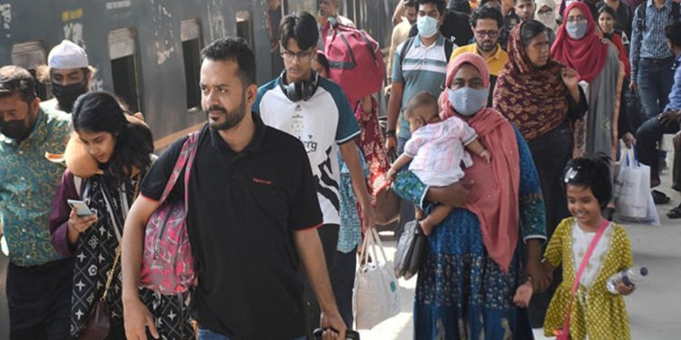 ঈদে এখনো ঘরমুখো মানুষের বাড়ি ফেরার ধুম, ভাড়ার চিত্র ভিন্ন