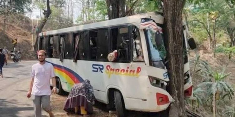 বান্দরবানে গাছের সঙ্গে সংঘর্ষে পর্যটকবাহী বাস দুর্ঘটনার শিকার